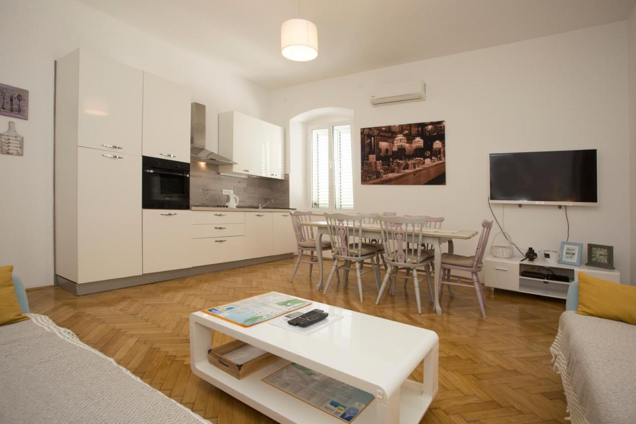 Town Place Apartment Split Exterior foto